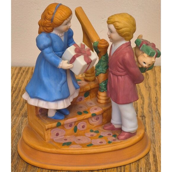 Christmas Memories 1984 Plate & Figurine Set - Fourth Edition By Avon Products - - Picture 3 of 10